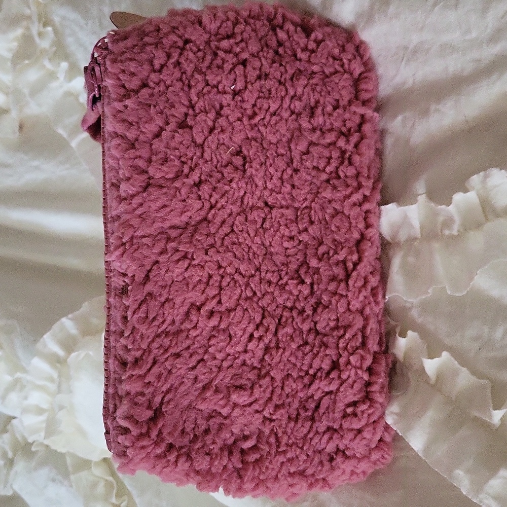 PINK Victoria's Secret Cozy Sherpa Cosmetic Bag NWT! - Picture 2 of 4